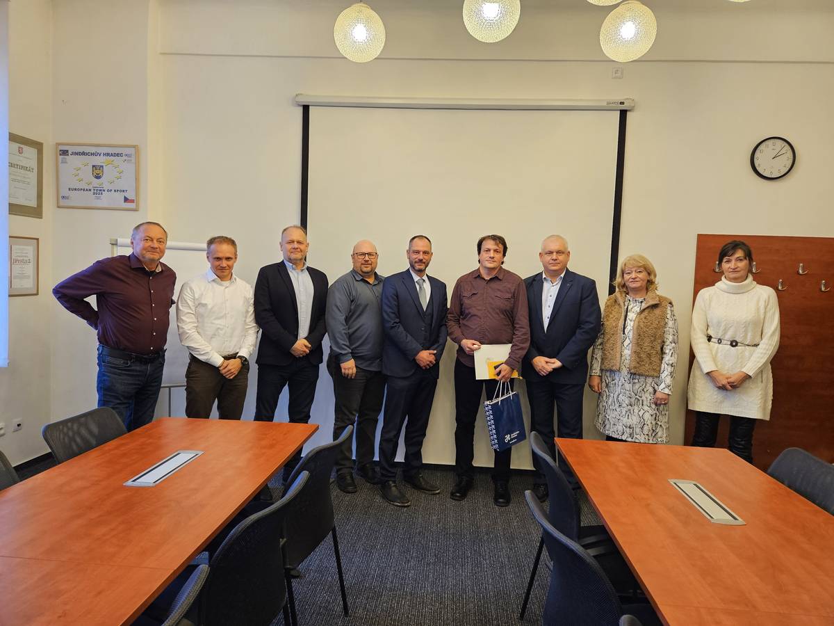 Rada města Jindřichův Hradec ve středu 7. ledna 2026 poděkovala panu Jaroslavu Lenerovi, zaměstnanci města, který na začátku prosince prokázal mimořádnou odvahu a lidskost. Cestou do práce si všiml tonoucí seniorky v řece Nežárce a bez jakéhokoli zaváhání zasáhl. Díky jeho rychlé reakci se podařilo ženu, ročník 1936, vytáhnout z vody a zachránit jí život. Seniorka je díky němu v pořádku.