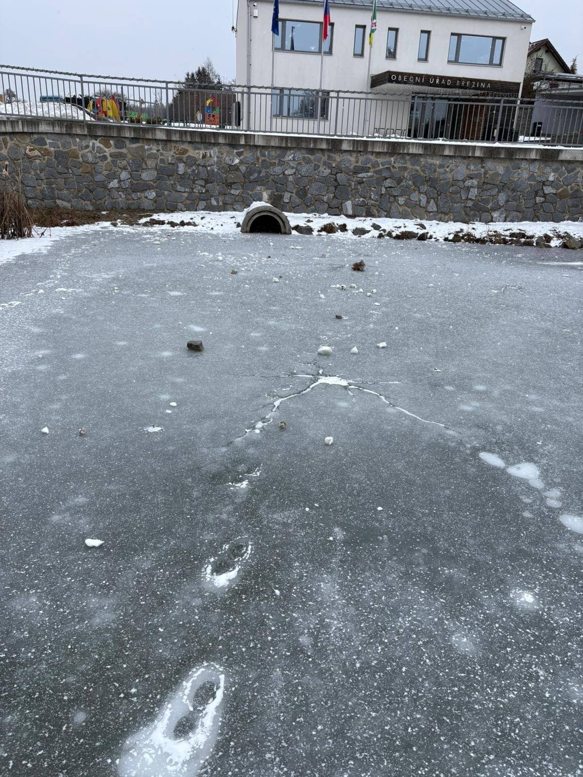 Prosíme občany, aby nevhazovali kameny na zamrzlý rybník u obecního úřadu. Zároveň prosíme rodiče, aby o tom poučili i své ratolesti. Děkujeme 🙏