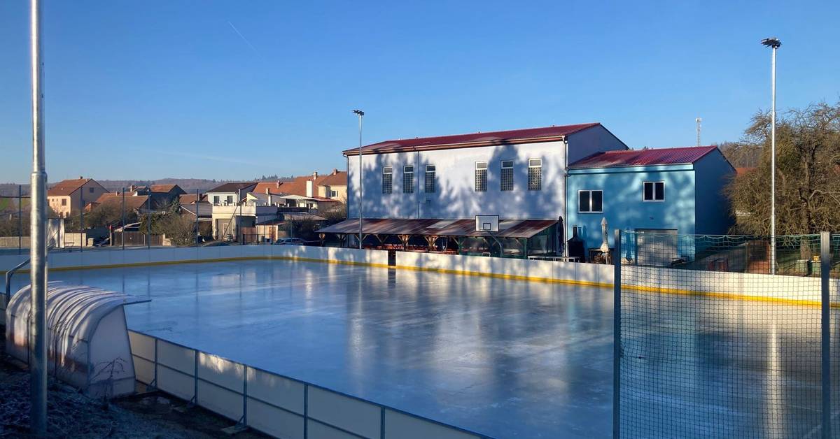 🕰️ Bruslit je možné v následujících časech. Poté na hřišti probíhá údržba, aby byl led nachystaný na další den:  Pondělí – čtvrtek: 8:00–18:00 Pátek a sobota: 8:00–19:00 Neděle: 8:00–18:00  ℹ️ V dopoledních hodinách bývá kluziště využíváno pro výuku tělesné výchovy březinskými, ale i dalšími školami z okolí. Pokud je kluziště pro někoho rezervované, tuto informaci vždy naleznete v rozpisu hřiště na obecních stránkách: https://obec-brezina.cz/p/viceucelove-hriste-rozpis  📞 V případě jakýchkoliv dotazů ohledně kluziště kontaktujte správce hřiště Adama Kozla, tel. 721 719 103.