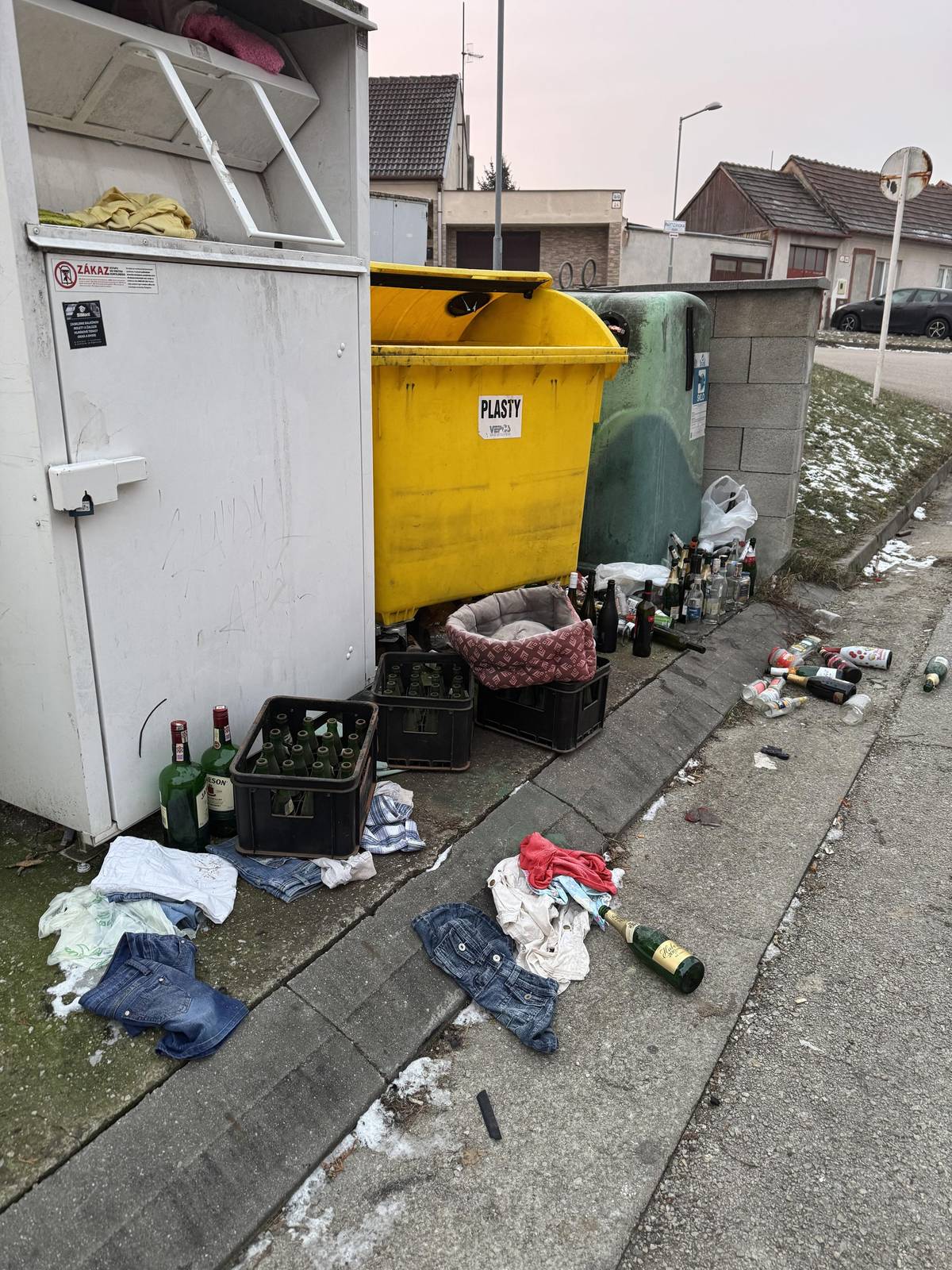 Prosíme občanov o dodržiavanie pravidiel likvidácie odpadu a aby nevyhadzovali odpad mimo kontajnerov. Takýmto nezodpovedným prístupom k likvidácii musí mesto vynakladať navyše nemalé finančné prostriedky. Zberný dvor vo VEPOSE je občanom k dispozícii: PO – PI: 7:00 – 16:00 hod. SO: 8:00 – 12:00 hod. Ďakujeme!