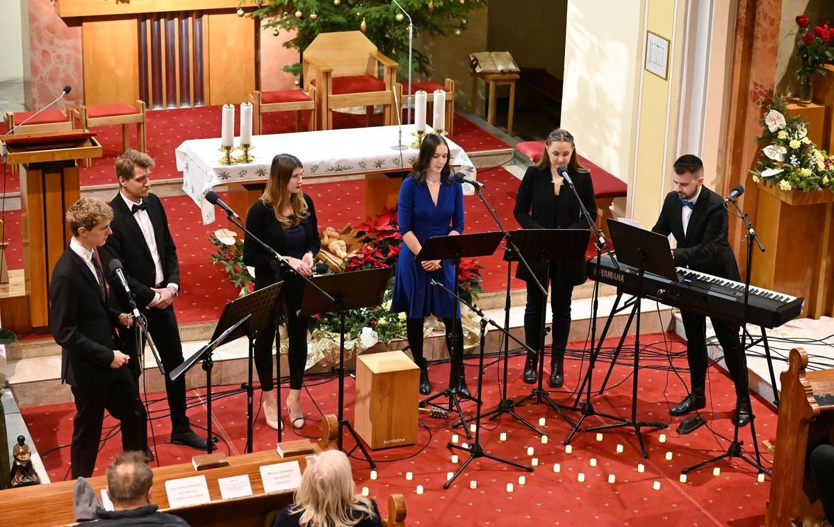 Počas sviatku Zjavenia Pána, ľudovo nazývaného „Traja králi“, sa v rímskokatolíckom kostole v Trenčianskych Tepliciach uskutočnil už tradičný Trojkráľový koncert mladých, ktorého organizátorom je mesto Trenčianske Teplice v spolupráci s farnosťou. Mesto každoročne organizuje v rímskokatolíckom kostole sviatočné koncerty – veľkonočný, vianočný a Trojkráľový. Chrám sa zaplnil nielen do posledného miesta, ale aj hlbokou atmosférou radosti, vďaky a pokoja. Mladí interpreti z farského spevokolu, pod umeleckým vedením Martina Škvarku, si pripravili pestrý program plný duchovných i vianočných piesní. Svojím nadšením a úprimnosťou oslovili všetkých prítomných, publikum ocenilo nielen ich hudobné nadanie, ale aj srdce, ktoré vložili do každého tónu. Podujatie sa nieslo v duchu rodinnej blízkosti, viery a radosti zo spoločenstva a bolo krásnym zavŕšením vianočného obdobia. Trojkráľový koncert mladých ukázal, že hudba spája, povzbudzuje a prináša svetlo do našich sŕdc – najmä keď prichádza od mladých ľudí, ktorí svoj talent a čas venujú oslave Boha a spoločnému dobru.