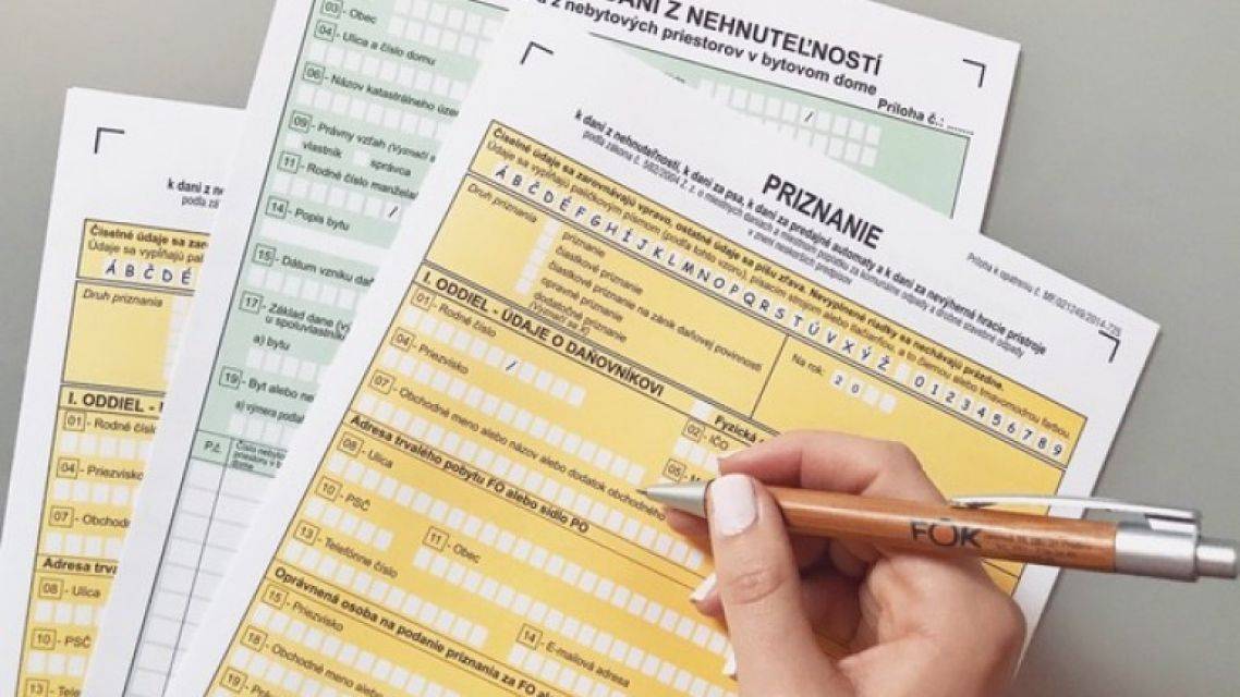 Obec Blatnica, ako správca miestnych daní a poplatkov, upozorňuje občanov, že lehota na podanie daňového priznania k dani z nehnuteľností na rok 2026 je do 31. januára 2026. Kto je povinný podať priznanie?  Fyzické a právnické osoby, ktorým v priebehu roka 2025 vznikla alebo zanikla daňová povinnosť. Tí, ktorí už priznanie v minulosti podali, ale v roku 2025 u nich nastala zmena ovplyvňujúca výšku dane. Ide najmä o tieto situácie:  kúpa, predaj alebo darovanie nehnuteľnosti, zmena druhu alebo výmery pozemku, zmena účelu využívania stavby alebo bytu, vydanie právoplatného stavebného povolenia, kolaudačného rozhodnutia alebo kolaudačného osvedčenia.    Tlačivá k dani z nehnuteľnosti nájdete na webovej stránke Obce Blatnica alebo si ich môžete vyzdvihnúť v papierovej forme osobne na Obecnom úrade v Blatnici. Upozornenie  Ak daňovník nepodá priznanie včas alebo neoznámi všetky rozhodujúce zmeny, správca dane môže uložiť pokutu podľa § 154 zákona č. 563/2009 Z. z. (daňový poriadok).