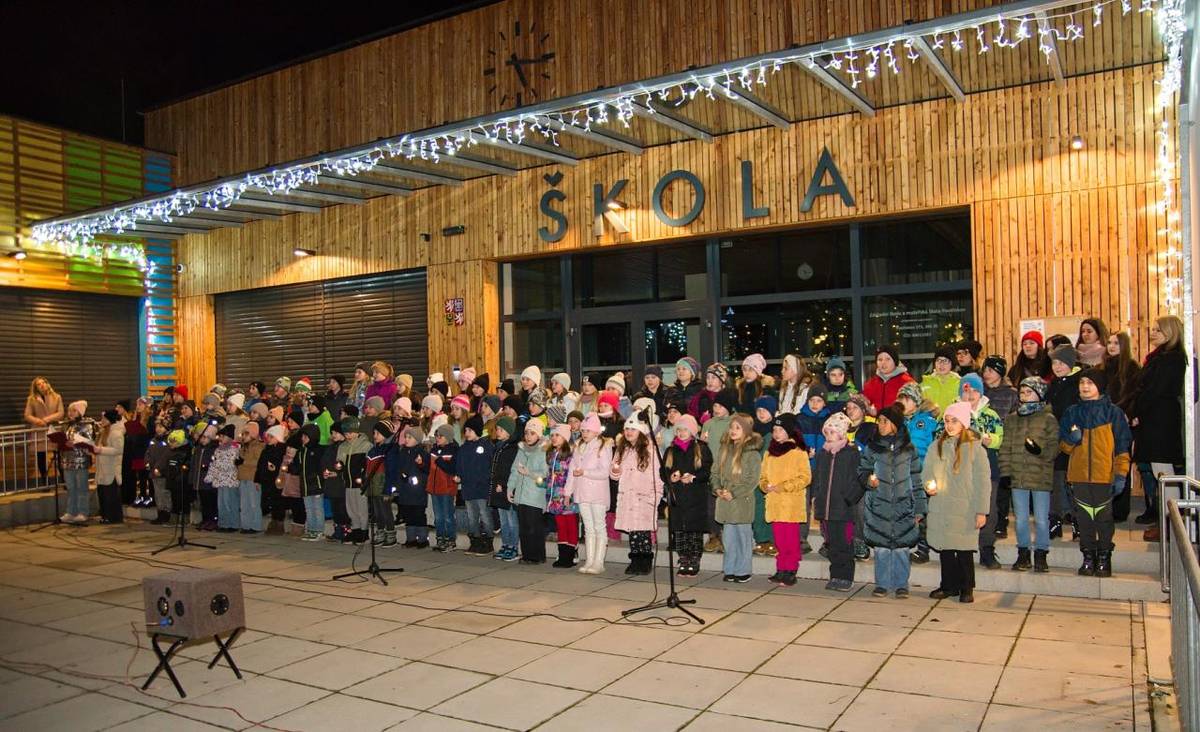 14. prosince se s mírným zpožděním zaviněným velikou nemocností uskutečnilo tradiční zpívání u vánočního stromu.