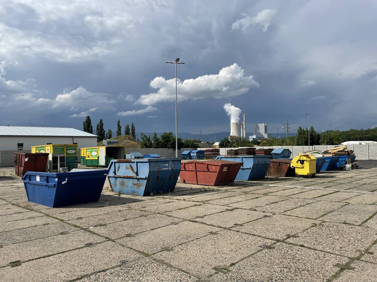 Vážení občané, upozorňujeme, že z důvodu nemoci bude od pátku 9. ledna do pondělí 12. ledna UZAVŘEN sběrný dvůr. Služby sběrného dvora budou občanům opět k dispozici od úterý 13. ledna v běžných provozních hodinách. Děkujeme za pochopení.