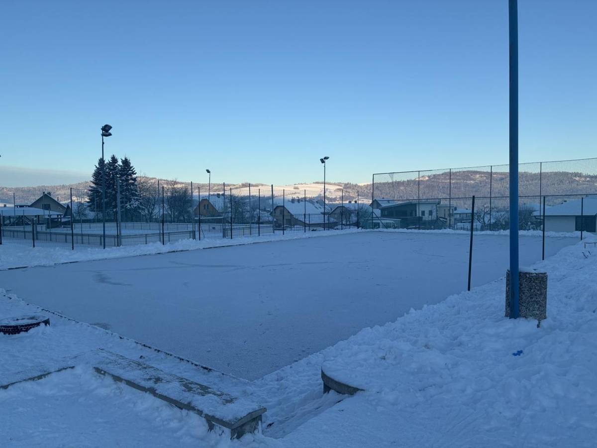 Vďaka ideálnemu počasiu a nízkym teplotám boli vytvorené dokonalé podmienky na zhotovenie ľadovej plochy určenej na korčuľovanie.  Pri príprave ľadovej plochy priložili ruku k dielu zamestnanci obce, dobrovoľníci a zaliatie plochy zabezpečili naši hasiči.