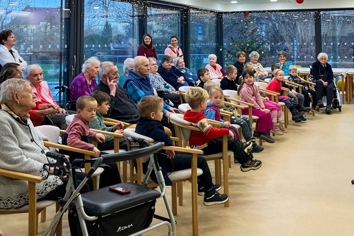 Odkaz na celý článek 💎 >>>  Domov seniorů byl postaven v Oldřichovské ulici přímo pod naší mateřskou školou. Tak jsme si oboustranně řekli: „Proč toho nevyužít? Proč nenavázat spolupráci a nepropojit tyto odlišné generace?“