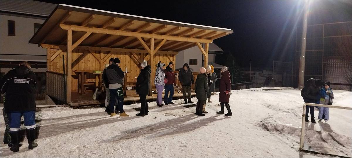 Dnes testujeme naše klzisko na ihrisku. Ďakujeme DHZ Čavoj a dobrovoľníkom, ktorí sa podieľali na prípravách. Bola to náročná a hlavne mrazivá práca, ale výsledok a detská radosť sú nám vďakou 🙂 Keďže sa klzisko realizovalo prvý krát, sú na ňom drobné nerovnosti. Preto prosíme rodičov, aby si strážili svoje deti a boli opatrný.