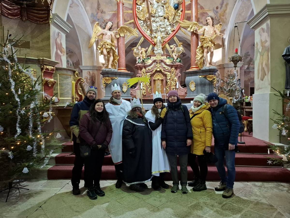 Agentura Dobrý den uspořádala o uplynulé neděli už poosmé Tříkrálový pochod na Křemešník. Tentokrát se uskutečnil nikoliv jen jako příležitost udělat si příjemný výšlap za krásného počasí či jako možnost potkat se se spoustou známých, ale poprvé také jako Memoriál Rosti Čecha, který před 10 lety přišel za organizátory s námětem na tuto akci. Agentura ji od té doby organizuje i jako příspěvek k tradiční Tříkrálové sbírce. Letos se zatím nejvyšší částkou, pochod přinesl 38 468 Kč - za svařák a čaj v ambitech kostela (ze zdrojů věnovaných Hotelem Křemešník), za dary vložené přímo do kasičky tří králů a nejvíc za gulášek na ohni, který připravili jako tradičně pelhřimovští skauti na Sluneční pasece. K letošnímu pochodu se vydaly z oficiálních startů na tři stovky turistů. Další stovka dorazila z okolí. Na trase čekalo na turisty několikero zastavení. U opravené kapličky pod křížovou cestou ještě voda z „kouzelné studánky“ ještě stále netekla, ale otevřena byla díky pelhřimovskému KČT rozhledna Pípalka, nechybělo společné fotografování s Kašparem, Melicharem a Baltazarem. Díky Matici Křemešnické komentovaná prohlídka areálu kostela Nejsvětější Trojice na Křemešníku, horké nápoje v ambitech, díky vstřícnosti pana Kováře a průvodce Pavla Pípala také možnost prohlídky Větrného zámku, na trase prohlídka stájí s krásnými koňmi na Farmě Hrnčíř v Proseči pod Křemešníkem, oheň se skauty „na pasece“ a na závěr akce v kostele Nejsvětější Trojice zpívání koled v podání zpěváků ze ZUŠ Pelhřimov a pana ředitele Jiřího Váni, který sbor doprovázel na kostelní varhany. Pořadatelé si cení toho, že mezi „místními“ dorazili i pochodující z Jihlavy, Tábora, Žirovnice… Všichni aktivní účastníci si mohli odnést pamětní list a pěkný suvenýr, který pro tento účel vyrobila pelhřimovská SPŠS SOU. Sluší se připomenout, že všichni zmiňovaní celou akci připravují i absolvují ve svém volném čase a bez nároku na jakoukoliv odměnu. Na akci se podílí i Město Pelhřimov, Kulturní zařízení města Pelhřimova a letos navíc na startovním místě v Proseči svého tátu zastoupil Marek Čech. Děkujeme. Zdorj: Agentura Dobrý de