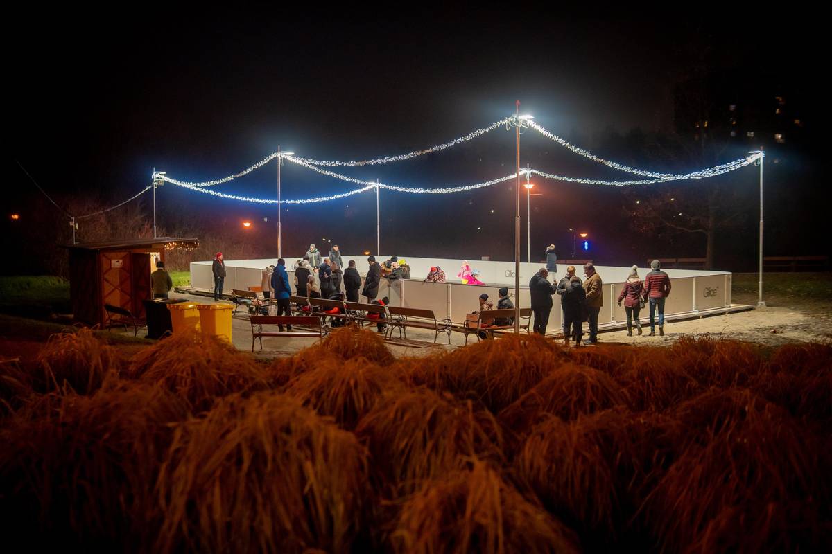 Zpříjemněte si lednové dny bruslením na veřejném venkovním kluzišti v parku Pod Zámkem. Plocha bude pro vás připravena do 29. 1. 2026.  Možnost rezervace: Rezervační systém Venkovní kluziště VSTUPNÉ ZDARMA