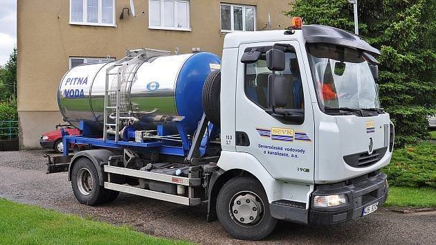 🚰 Pitná voda pro Červený Újezd. Cisterna bude přistavena cca za 10 minut a zdůvodu mrazivého počasí jen na omezenou dobu. Z důvodu nedostatku spodní vody v místním prameništi a nesjízdné  hlavní komunikace bude dnes přistavena cisterna s pitnou vodou. Vodu si lze nabrat do vlastních nádob.