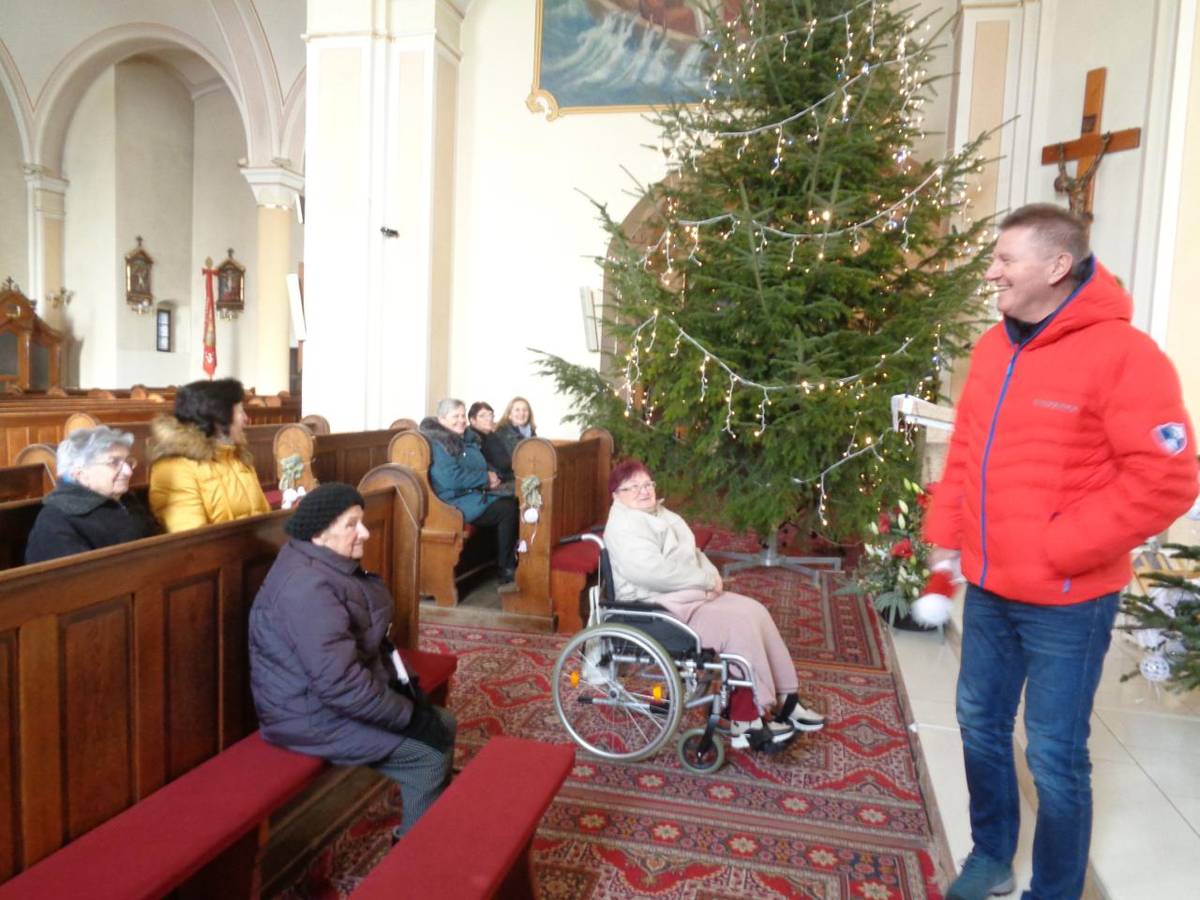 V dnešný slnečný a mrazivý deň sme sa vybrali so starkými na výlet do kostola v Tepličke nad Váhom. V kostole nás čakal p. dekan Špita, ktorý nám porozprával históriu kostola a loretánskej kaplnky. Klientky boli zvedavé na vianočnú výzdobu a jasličky.