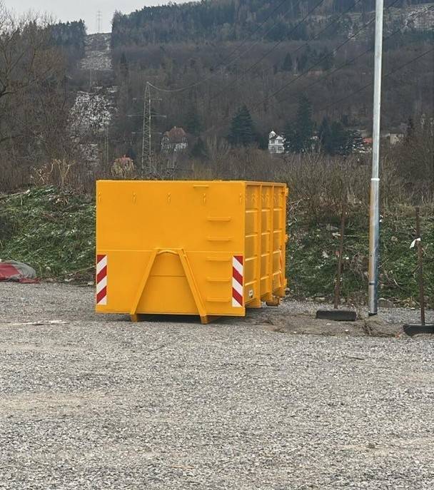 Re-use centrum a velkoobjemový kontejner na plasty, kovy a tetrapacky