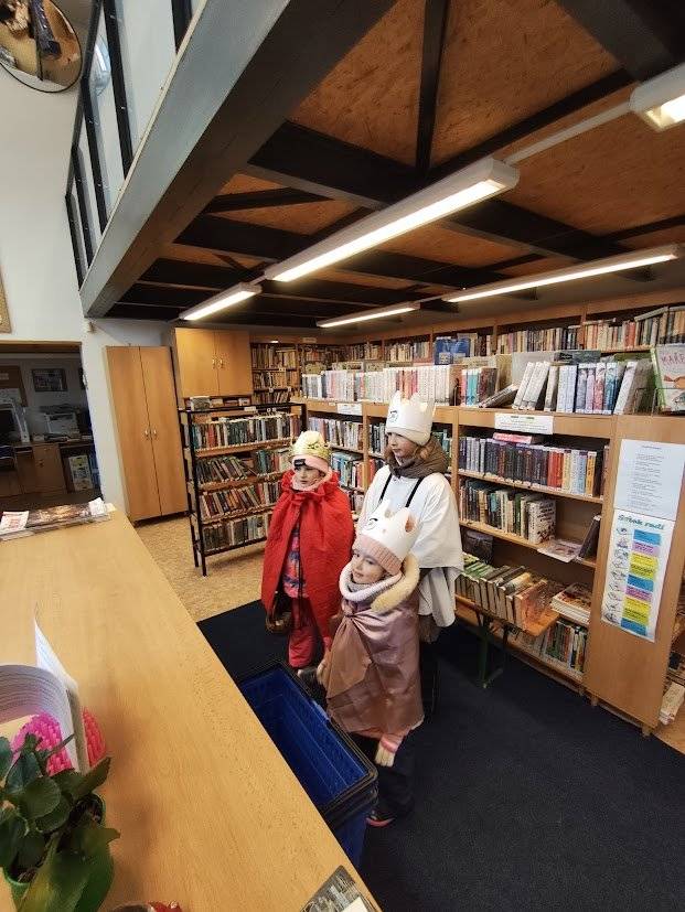 Vážení čtenáři a návštěvníci naší knihovny, rádi bychom vás informovali, že provoz knihovny v letošním roce pokračuje beze změn. Otevírací doba i výše registračního poplatku zůstávají stejné jako v loňském roce. 💳 Registrační poplatek na rok 2026 Při vaší první letošní návštěvě vás poprosíme o úhradu ročního registračního poplatku.   Částka: 20 Kč   Platba: Pouze v hotovosti   Upozornění: Bez zaplacení poplatku není možné načítat nové výpůjčky.   🕒 Půjčovní doba Zastavit se za námi pro nové čtení můžete v tyto časy:   pondělí: 9:00 – 11:00 a 15:00 – 19:00   sobota: 9:00 – 11:00   Těšíme se na vaši návštěvu a na společné chvíle nad dobrými knihami!