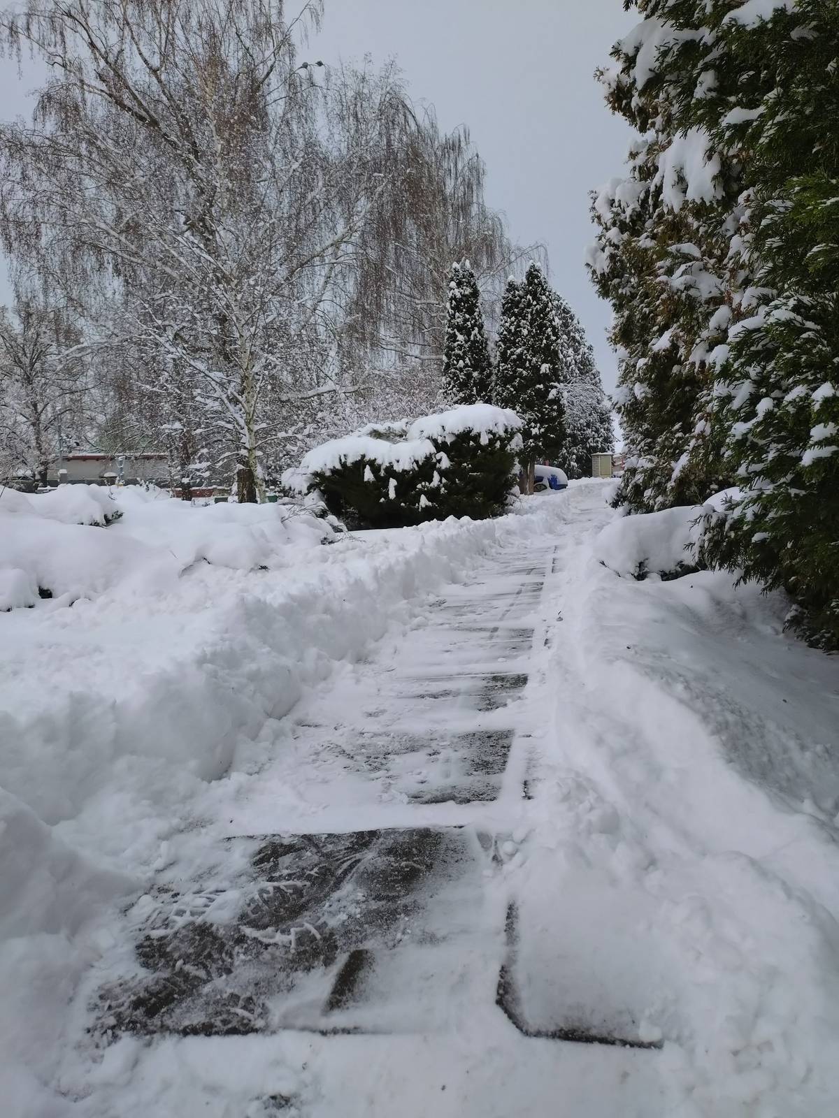 Milí hrobečtí a rohatečtí,   při odklízení dnešní bohaté sněhové nadílky jsme zavařili důležitou část naší techniky. Sníh z chodníků teď odklízíme ručně, tak to trochu potrvá. Budeme Vám všem moc vděční, pokud nám pomůžete s kouskem před vaším domem. Děkujeme!   KH