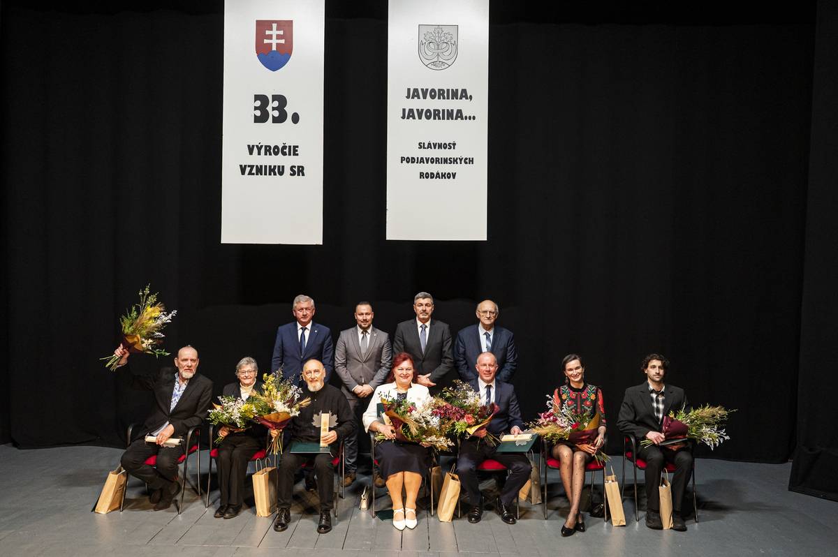 9.január 2026 patril v Novom Meste nad Váhom slávnostnému podujatiu Javorina, Javorina…, ktoré vzdalo úctu významným osobnostiam Podjavoriny, kvalitným regionálnym produktom i ľuďom šíriacim dobro a ľudskosť. Podujatie sa nieslo vo veľmi príjemnej a emotívnej atmosfére vzájomnej podpory. Hudobný program v podaní Malého komorného orchestra a záverečný koncert Zboru sv. Cecílie pod vedením Františky Chalányovej dodali večeru dôstojný a výnimočný charakter. Javorina, Javorina 2026… bola oslavou talentu, tradícií, ľudskosti a lásky k regiónu Podjavoriny. Ďakujeme všetkým, ktorí boli súčasťou tohto výnimočného večera. Viac informácií: v článku na webe mesta Javorina, Javorina... – keď sa korene menia na hodnoty | www.nove-mesto.sk