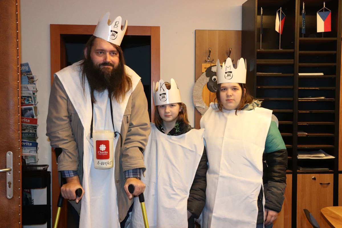 Jak jsme už informovali dříve, od 1. do 14. ledna probíhá celostátní Tříkrálová sbírka. Na úřadě nás s koledou Kašpar, Baltazar a Melichar navštívili včera. Hlavním koledovacím dnem bude letos sobota, kdybyste se přesto s Třemi králi nepotkali, můžete přispět buď do statických kasiček, nebo on-line.   Sbírkovou kasičku najdete ...