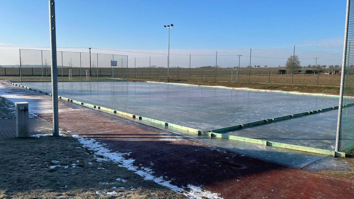 Od čtvrtku dne 8.1.2026 si můžete zajít zabruslit na víceúčelové hřiště. Za přípravu ledové plochy děkujeme našim hasičům, pracovníkovi městyse p. Bartesovi, p. Křížovi a p. Votavovi.   ‼️Upozorňujeme jen, že bruslení je na vlastní nebezpečí, tak dávejte prosím pozor, ať se nikomu nic nestane. ‼️