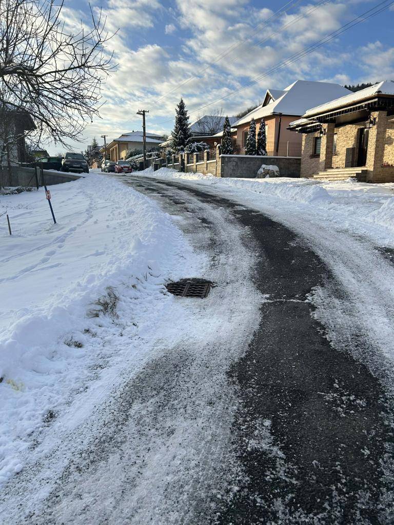 Hnúšťa,8.1.2025 - Počas poslednej snehovej nádielky bolo mesto pripravené čeliť zimným podmienkam. Technika a zamestnanci oddelenia služieb boli v teréne už od 01:00 hod. ráno, aby zabezpečili bezpečnosť a plynulosť dopravy pre všetkých obyvateľov.