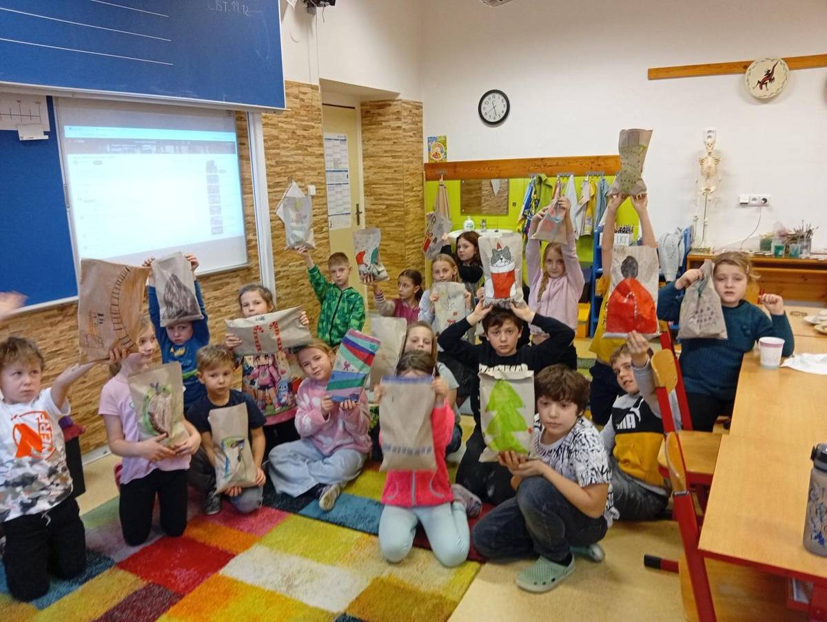 Vánoce jsme společně oslavili u stromečku zpíváním koled. Kromě osobního dárečku jsme dostali do družinky magnetickou stavebnici Fire station a robůtka, který umí malovat.
