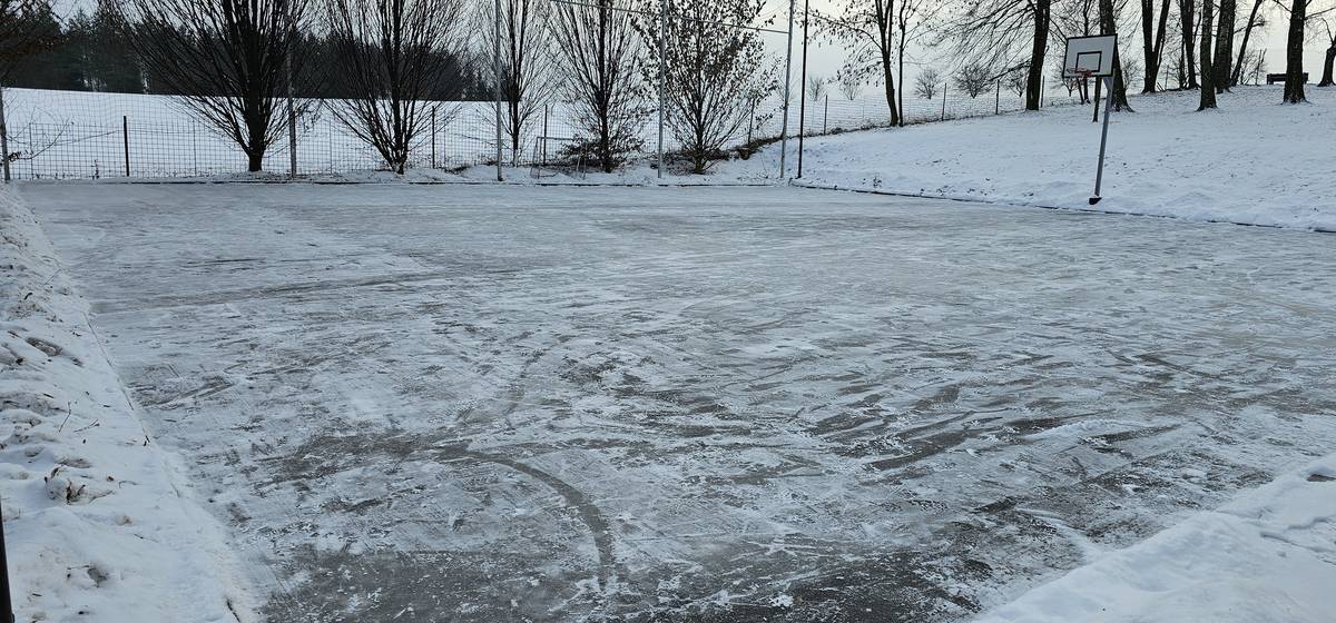 Počasí v začátku tohoto roku přeje ledovému sportu.Poděkování tímto patří našim hasičům za čas a práci strávený při přípravě kluziště v areálu Na Kučakovci.Tak hurá na brusle ! Roman Šušolík , starosta.