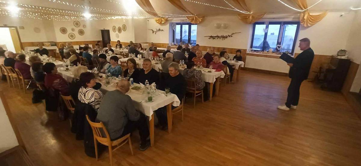 Setkání seniorů – jubilantů naší obce   Ve čtvrtek 8. 1. 2026 se uskutečnilo tradiční setkání seniorů – jubilantů naší obce. Účast byla opravdu hojná a o dobrou náladu nebyla nouze. Všichni se skvěle pobavili, nechybělo výborné víno, chutná večeře s moučníkem ani čepovaná Plzeň, která potěšila nejednoho hosta .   Celé odpoledne se neslo v přátelské a srdečné atmosféře plné povídání, smíchu a společných vzpomínek. Děkujeme všem, kteří se zúčastnili.   Už teď se těšíme na další společná setkání!