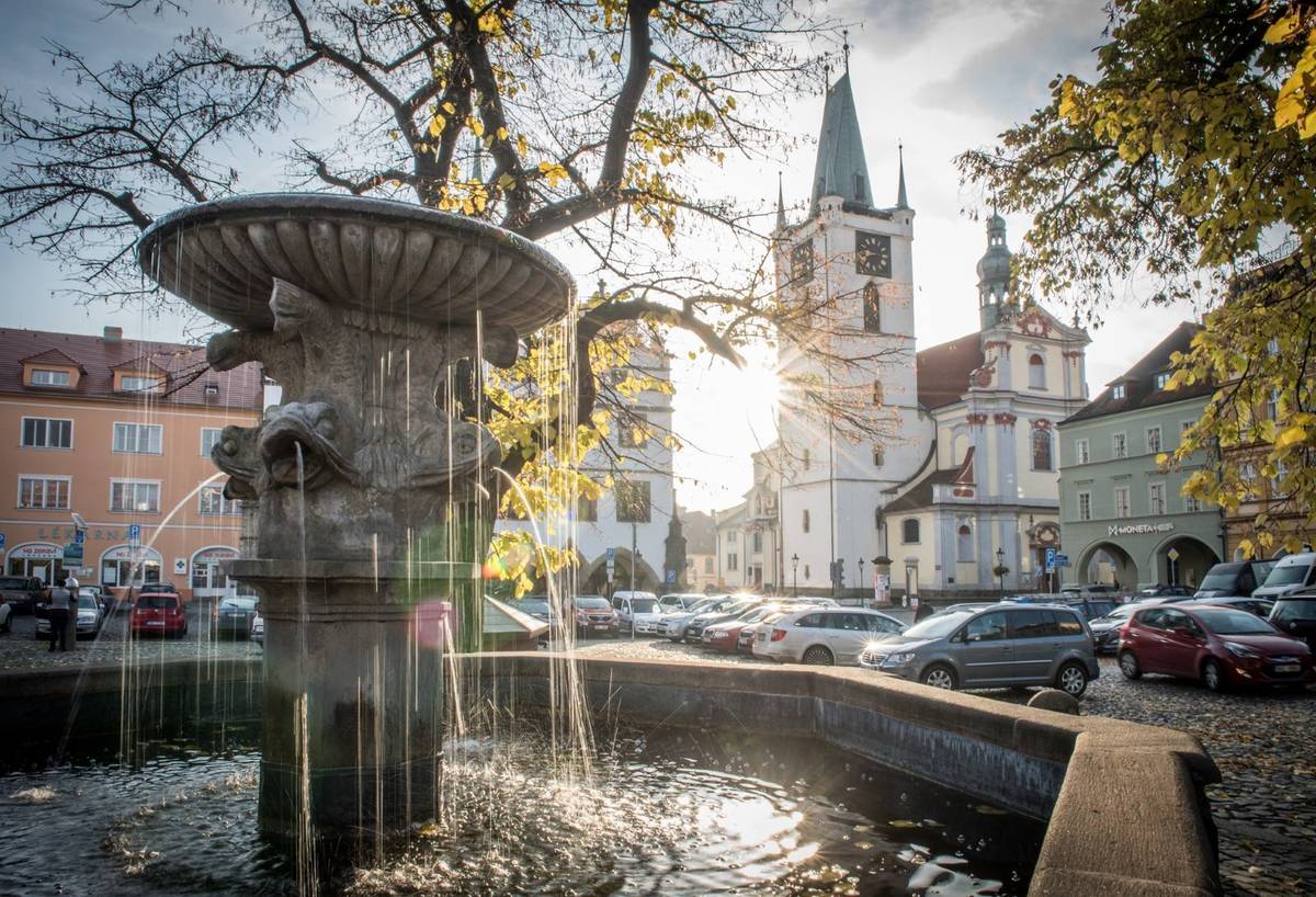 Zajímá vás, jak lze teplo ukládat do podzemí ? Odpovědi nabídne chystaná komunitní diskuze, která se uskuteční v pátek 23. ledna v litoměřickém LitoHubu. Akce nabídne prostor pro vyjádření názorů, otázky i otevřenou debatu s odborníky.  Setkání je určeno všem zájemcům starším 18 let a nevyžaduje žádné předchozí znalosti. Jako poděkování za účast získá každý účastník dárkový set s lokálními produkty od Farmářských dobrot. Součástí programu bude také debata s odborníkem z České geologické služby. K dispozici bude i drobné občerstvení. Diskuze proběhnou ve dvou časových blocích od 10 do 12 hodin nebo od 18 do 20 hodin. Zájemci si mohou vybrat jeden z termínů. Přihlášení je možné prostřednictvím e-mailu slavikoveroni@natur.cuni.cz nebo na telefonním čísle 777 485 115. Podrobnosti jsou uvedeny na přiloženém plakátu.