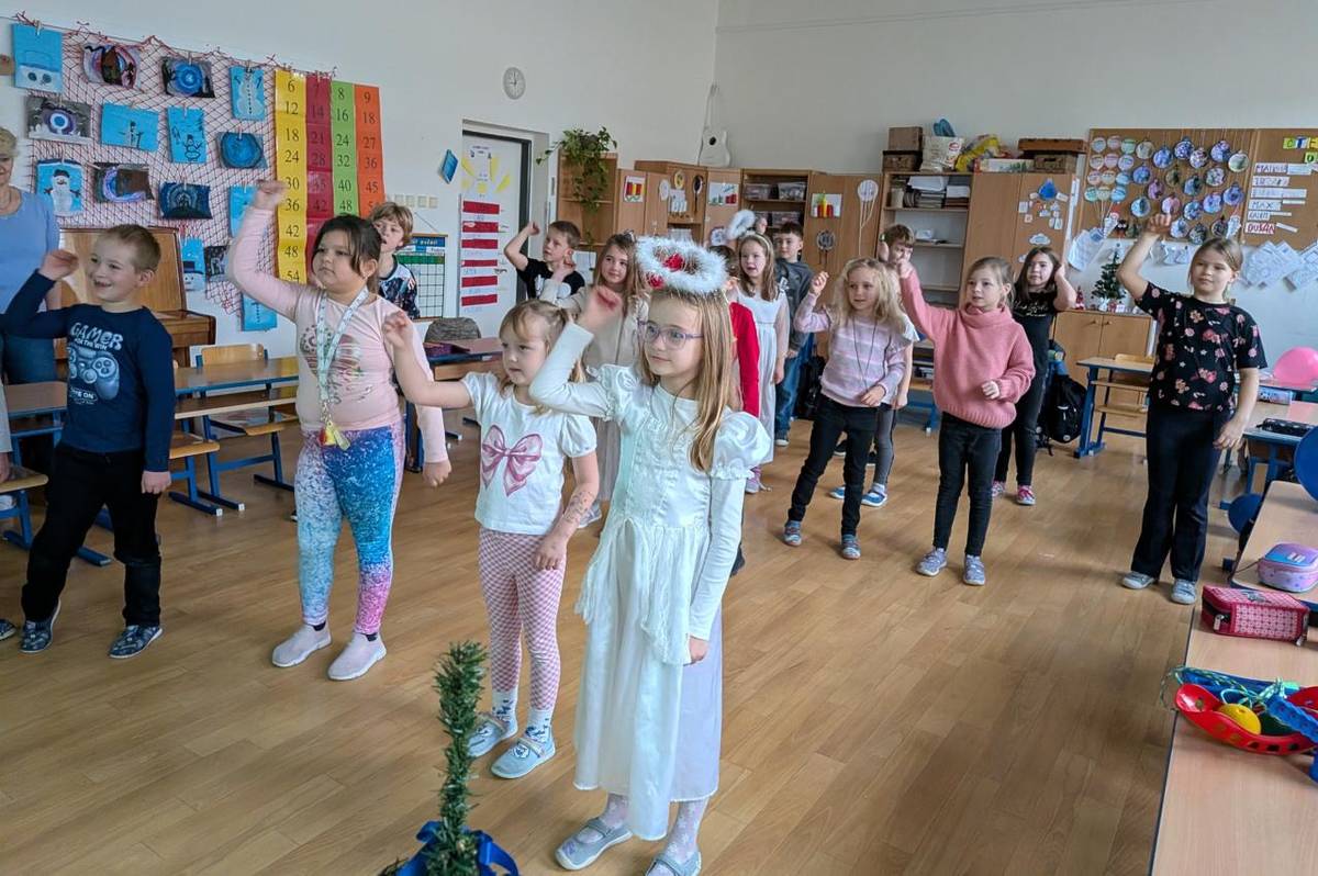 19. 12. navštívily děti z přípravné třídy kamarády ve III. A