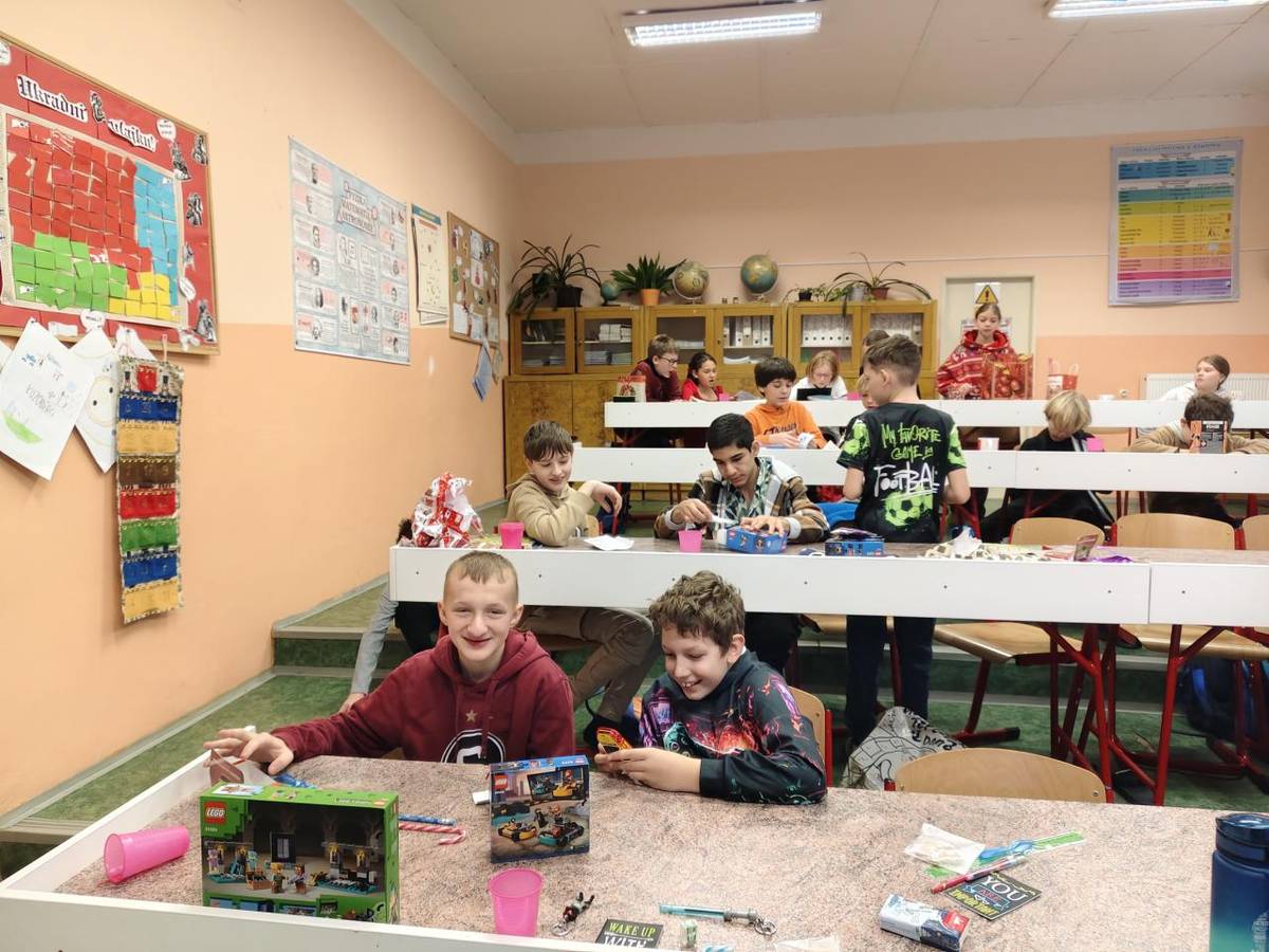 Prosinec byl v 6. třídě krátký, ale zato nabitý až po okraj. Měsíc jsme zahájili preventivním programem „Rozvoj osobnosti pomocí interaktivních technik“, kde jsme si vyzkoušeli práci ve skupinách, učili se spolupracovat a trochu si posvítili i na své slabé stránky.