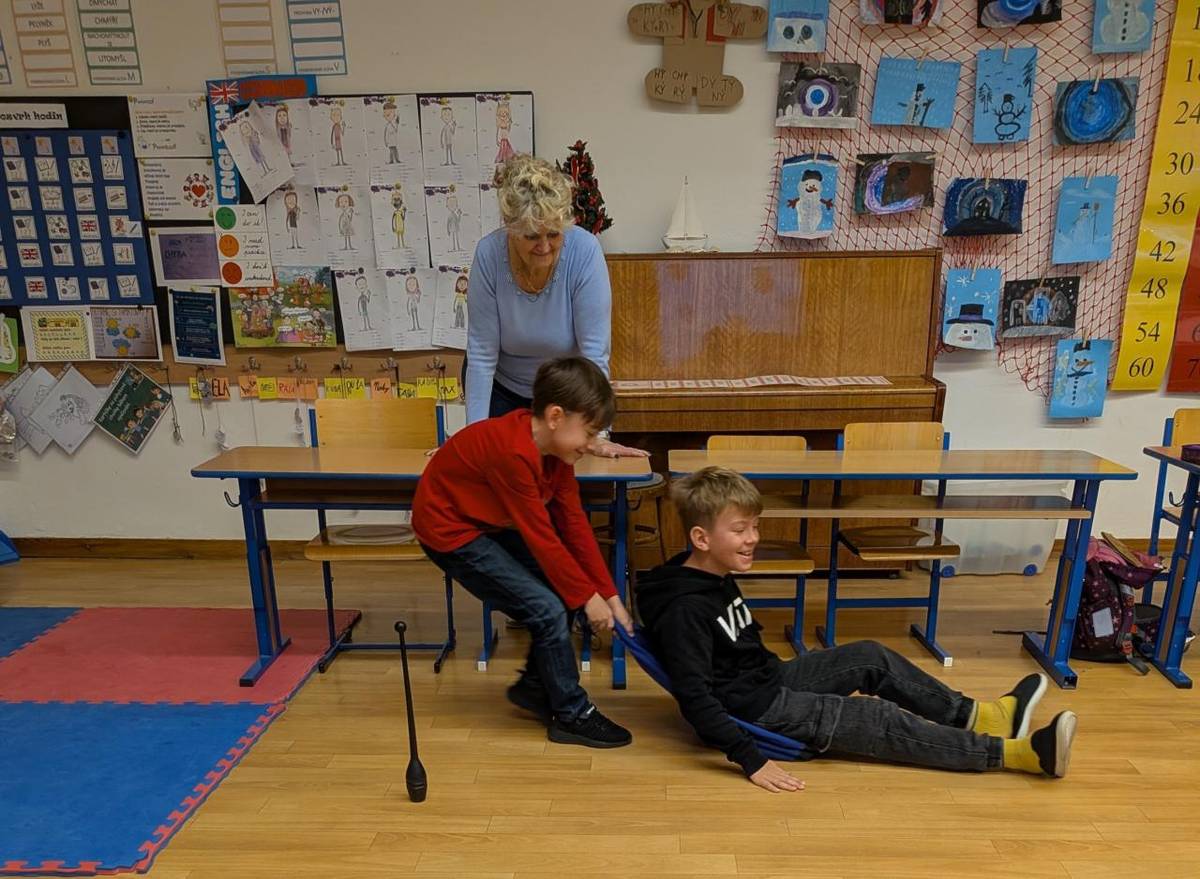 – společná zábava s dětmi z přípravné třídy v předvánoční době.  - zajímavé úkoly a netradiční aktivity ve třídě i v tělocvičně zakončené nadílkou mezi dětmi s malým občerstvením, které si děti samy přichystaly.