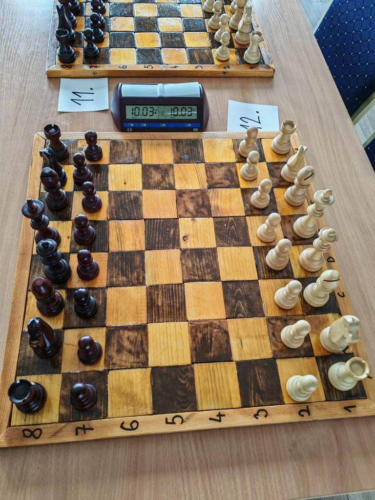 Sviatočný trojkráľový utorok (6. januára 2026) patril v našej obci jubilejnému 15. ročníku Memoriálu Floriána Kozáka. Podujatie, ktoré zorganizovala Obec Bziny v spolupráci so šachovým oddielom Športového klubu Bziny, opäť spojilo generácie milovníkov stratégie a logiky.