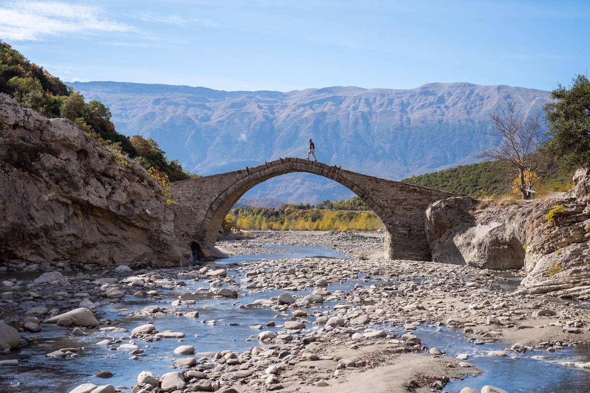 Městská knihovna vás zve na další z cestopisných přednášek. Pavel „Adventurer“ Klega žil život jako všichni ostatní. Následoval typický sociální program – pilně studoval a poté tvrdě pracoval. Postupně to pro něj však přestalo mít smysl, a tak se ve 28 letech rozhodl postavit na kraj města s cílem objet svět stopem. Vyrazil na cestu s otevřeným koncem. Vyrazil na cestu za svobodou… Během své cesty projížděl mimo jiné i Albánií. Ta mu učarovala a začal se do ní pravidelně vracet. Našel zde nádhernou přírodu, kouzelné moře, pohostinnost a neuvěřitelné lidi se srdcem na dlani. Pavel vás prostřednictvím vyprávění a fotografií ze země i z dronu vezme na místa v Albánii, kde byl jen málokdo. Dále vám zatancuje, zahraje na kytaru a zazpívá.  📅 Kdy: Úterý 13. ledna v 17:30 📍 Kde: Zámecký klub hlučínského zámku 🎟 Vstupné: Dobrovolné #hlucin #cestovani #prednaska #albanie #pavelklega #stopemdosveta #mestskaknihovna