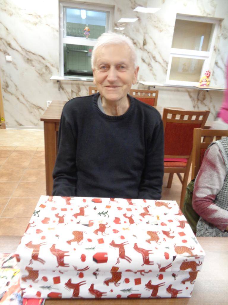 V dňoch 18.-19.12.25 sme rozdávali vianočné balíčky pre našich starkých. Dňa 18.12 to boli balíčky od detičiek zo ZŠ- Dolná Tižina a 19.12. sme rozdávali balíčky zo ŽŠ- Zaymusa Žilina. Veľmi pekne ďakujeme všetkým, ktorí sa rozhodli takto potešiť našich starkých.