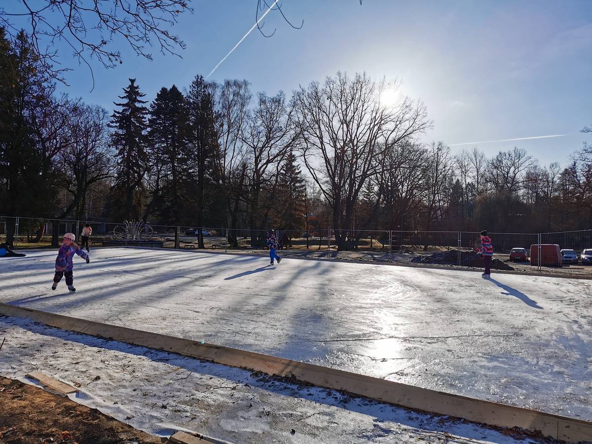 Vážení návštěvníci městského kluziště, dnes (8. ledna) od 13:00 hodin bude městské kluziště dočasně uzavřeno z důvodu přípravy na sobotní hokejový turnaj. Proběhne dopouštění vody a technická údržba ledové plochy, aby byla v co nejlepší kondici pro víkendové sportovní klání.  Děkujeme za pochopení a těšíme se na vás opět zítra a v sobotu na turnaji! 🙂