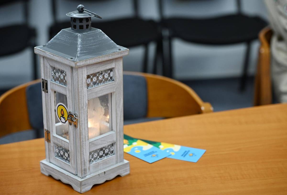 V predvianočnom období navštívili skauti z 31. zboru Irmy Ševcechovej z Trenčianskej Teplej aj  Mestský úrad v Trenčianskych Tepliciach, aby opäť po roku priniesli Betlehemské svetlo,  tento symbol jednoty, pokoja, nádeje a spolupatričnosti. Svetlo, ktoré každoročne putuje z miesta narodenia Ježiša Krista v Betleheme do mnohých krajín Európy, prevzala primátorka mesta Zuzana Frajková Ďurmeková. Slávnostné odovzdanie sa nieslo v pokojnej a sviatočnej atmosfére. Vodca zboru Stanislav Vyhlídal priblížil význam Betlehemského svetla a jeho posolstvo, ktoré pripomína hodnoty vzájomnej úcty, solidarity a šírenia dobra medzi ľuďmi. Zdôraznil, že svetlo nie je len tradíciou, ale aj výzvou k tomu, aby si ľudia našli čas jeden pre druhého a pomáhali tam, kde je to potrebné. Primátorka mesta Zuzana Frajková Ďurmeková poďakovala skautom za ich službu a ochotu udržiavať túto krásnu tradíciu a ocenila ich prácu s deťmi a mládežou.  Betlehemské svetlo označila za symbol, ktorý spája generácie a pripomína pravý význam Vianoc. Táto tradícia každoročne vytvára priestor na stíšenie, zamyslenie a upevňovanie vzťahov.