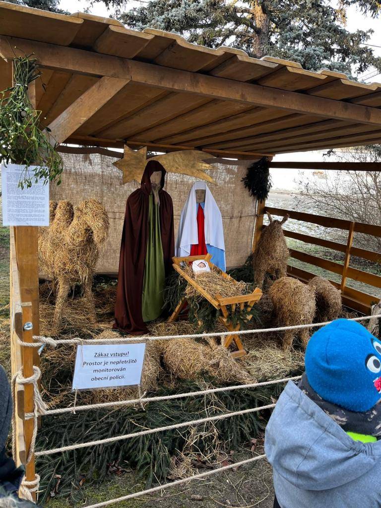 V mrazivém počasí navštívili žáci 3. C zdejší betlém.