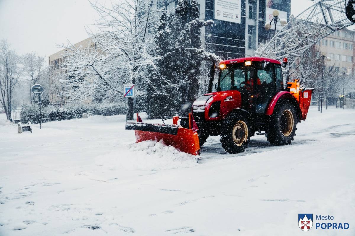 V uplynulých dňoch zavítala do nášho mesta pravá zima v podobe bohatej snehovej nádielky i nízkych teplôt, čo v plnej miere preverilo pripravenosť Správy mestských komunikácií Poprad (SMK) čeliť vrtochom počasia v zmysle schváleného Operačného plánu pre výkon zimnej údržby mestských ciest a chodníkov v meste Poprad v zimnom období 2025/26.   „Momentálne prebiehajú práce súvisiace s dočisťovaním chodníkov.  Cesty sú dôkladne očistené a väčšina z nich už je v suchom stave. Aktuálne sa dočisťujú autobusové zálivy pre mestskú hromadnú dopravu. Chodníky, ktoré sú hlavnými spojnicami zo sídlisk smerom k mestu v maximálnej miere rozširujeme, aby pri ďalších snehových zrážkach bola umožnená ich kvalitná údržba. V nočných hodinách vyvážame sneh hlavne z obchádzkových trás, aby bola zabezpečená ich plynulá prevádzka. Zároveň prebieha dočisťovanie parkovísk v správe mesta,“ vysvetlil Michal Novák, riaditeľ SMK.   Pracovné nasadenie zamestnancov SMK je v týchto dňoch naozaj enormné. Nejde totiž len o samotné odhŕňanie snehu.  „Samozrejmosťou je doplňovanie  skladových zásob posypového materiálu potrebného pre zimnú údržbu vrátane údržby techniky ktorá si vyžaduje mimoriadnu starostlivosť, keďže tieto stroje pracujú v sťažených podmienkach,“ dodal Michal Novák.  Správa mestských komunikácií Poprad  za ostatné dva roky prešla a prechádza modernizáciou a obnovou strojového parku. Momentálne disponuje 20-timi kusmi rôznej techniky - od veľkých posypových áut cez veľké i menšie traktory až po menšie sypače, teda multikáry, ktoré dokážu obsiahnuť až 65 percent územia. K dispozícii je aj špeciálna technika určená do stiesnených priestorov časti chodníkov. Čo sa týka samotného personálu, SMK má k dispozícii 23 šoférov a 4 dispečerov, ktorí pracujú nepretržite v troch zmenách, ak si to poveternostná situácia vyžaduje tak, ako to bolo v ostatných dňoch.