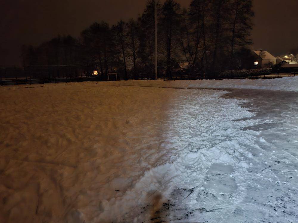 V sobotu 10.1. od 10:00 se bude odklízet sníh z ledové plochy na koupališti. Po dnešní nadílce zbývá odhrabat cca třetina kluziště a do rána možná ještě něco napadne. Zveme tedy příznivce bruslení a hokeje na brigádu, přineste si hrabla a lopaty.
