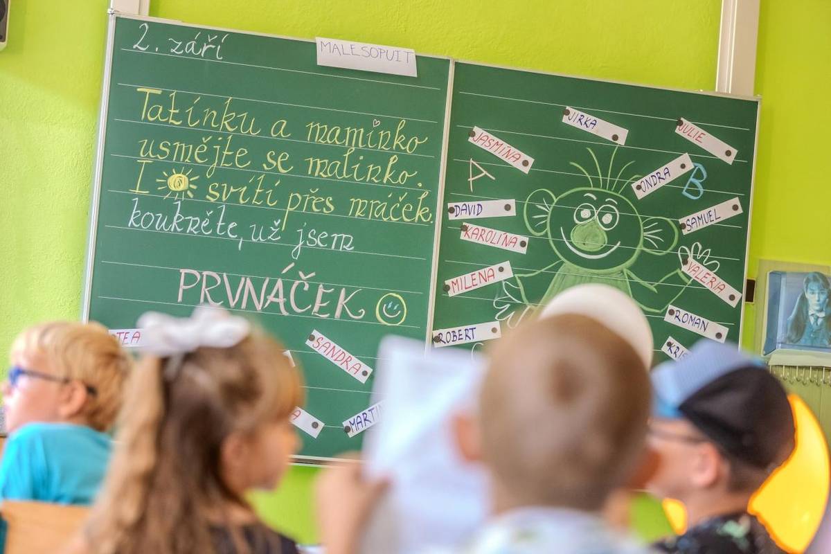 Zápis dětí do 1. tříd základních škol pro školní rok 2026/2027 proběhne v pátek 23. ledna 2026 v době od 9 do 17 hodin. Budou zapsány všechny děti narozené do 31. srpna 2020.