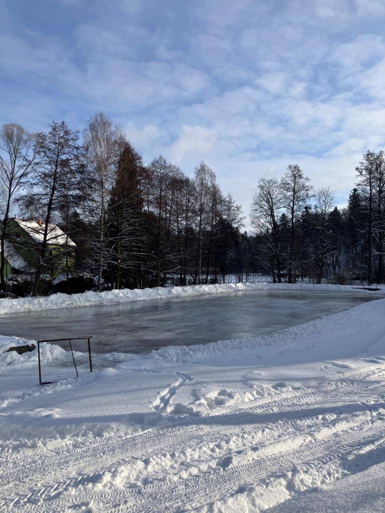 Po dlouhé době je mrazivá zima a počasí přeje zimním sportům! Od čtvrtka 8. ledna bude v provozu kluziště. Tak najděte brusle a hurá na led! Za přípravu ledové plochy děkujeme našim hasičům!