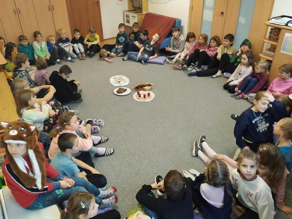 Prosinec ve školní družině: adventní chvilky, rukodělná činnost: zdobení svíček voskovými proužky a plátky, vyrábění drobných dárků, ketlování- korálkování atd ...