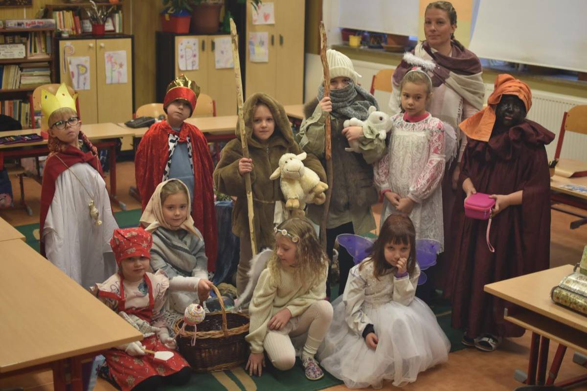 Jak vydřičky obešly s vlasatou kometou nad Betlémem,s Třemi králi, andílky, pasáčky, selkami a cukrářkou všechny loučovické děti a milé paní kuchařky...