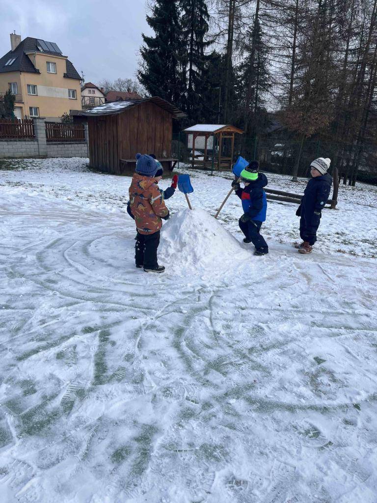 I v naší MŠ jsme zahájili Nový rok 2026. Seznámili jsme se se svátkem Tří králů a samozřejmě si je i výtvarně zpracovaly. Také využíváme krásné zimy a užíváme si zimní radovánky.
