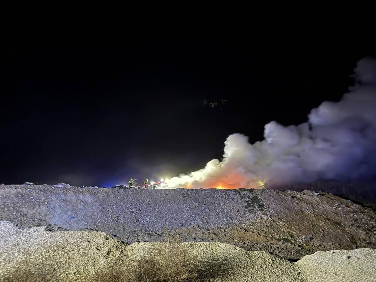 Důrazně upozorňujeme, že je přísně zakázáno odkládat do nádob na komunální odpad žhavý nebo nedostatečně vychladlý popel. Na skládce odpadů v obci Únanov došlo k rozsáhlému požáru, který byl způsoben žhavým popelem a jehož likvidace si vyžádala zásah několika profesionálních i dobrovolných hasičů.