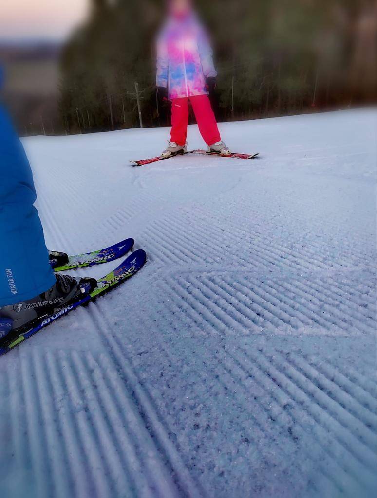Lyžařský vlek v Újezdě patří mezi vyhledávaná a oblíbená zimní střediska, kde si užijí děti i dospělí. Doporučujeme také večerní lyžování.