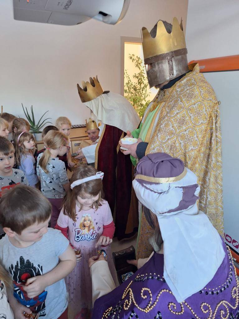 V úterý 6. 1. navštívila naši mateřskou školu vzácná návštěva - Tři králové. Čtěte dále...