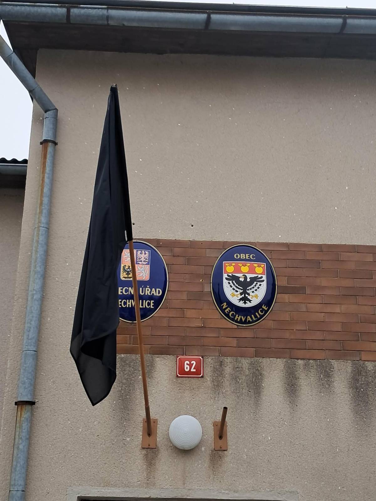 Dnes, 8. ledna 2026, se na Nechvalickém hřbitově rozloučíme s naším občanem Zdeňkem Hrádkem z Mokřan. Smuteční obřad se koná ve 13:30 hodin v chrámu Páně sv. Mikuláše v Nechvalicích.