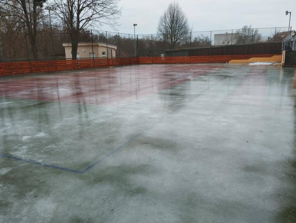 Obec Horní Dunajovice  oznamuje, že od  dnešního dne 8.1. 2026 je možno bruslit  na školním hřišti. Využijte možnost bruslit i večer.  Veliké poděkování všem dobrovolníkům , kteří se  postarali o  vytvoření ledové plochy.