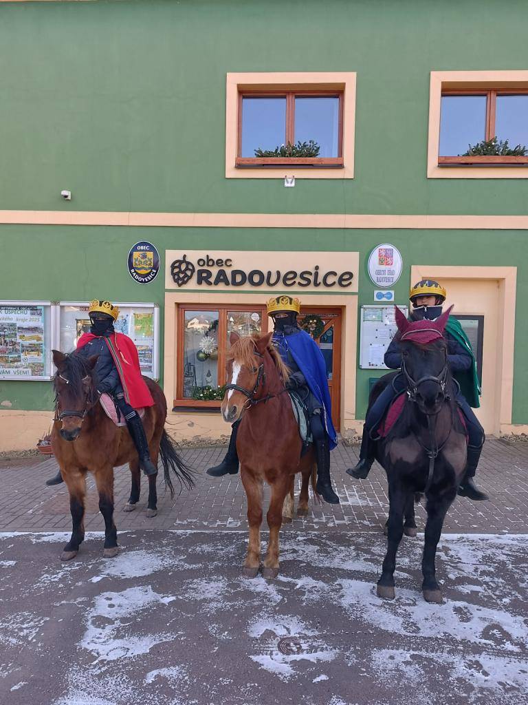 V neděli 4. ledna 2026 se v Radovesicích uskutečnila tradiční Tříkrálová sbírka, která i letos přinesla nejen možnost pomoci potřebným, ale také krásnou a slavnostní atmosféru.