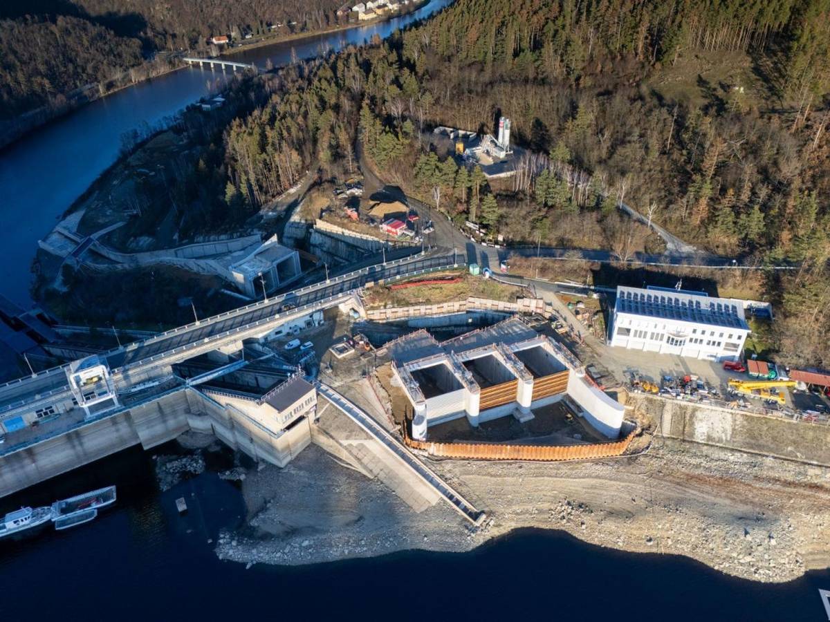 Vážení občané, rádi bychom vás informovali o aktuálním stavu, který se týká uzavření mostovky na hrázi vodního díla Orlík a zprovoznění přejezdu přes obecní lávku.