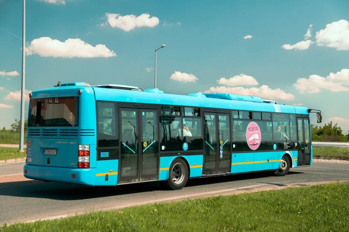 Od pondelka 12. januára 2026 končí obchádzka cez Lomonosovovu ulicu a linky Mestského busu č. 3 5 a 6 sa vracajú na svoju pôvodnú trasu po Ulici J. G. Tajovského. Linky 3 a 5 v smere na zastávku Prednádražie B a linka 6 v smere na zastávku G. Dusíka C budú opäť premávať pôvodne. Dočasnú zastávku J. G. Tajovského B nájdeš po novom pri bytovom dome na Ulici J. G. Tajovského 18 a bude označená aj s platnými cestovnými poriadkami. Ďakujeme za trpezlivosť. Viac informácií nájdete v tomto článku.